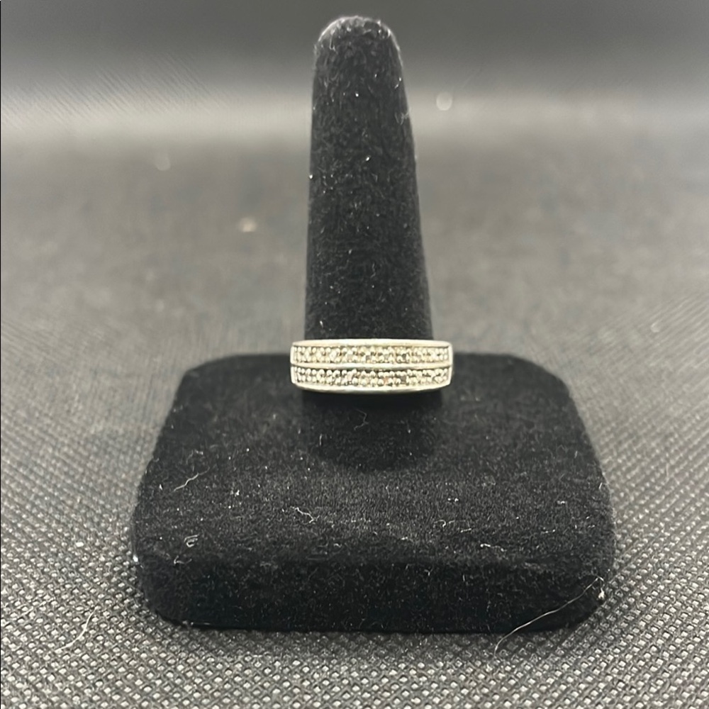 Elegant Silver and Diamond Women's Ring